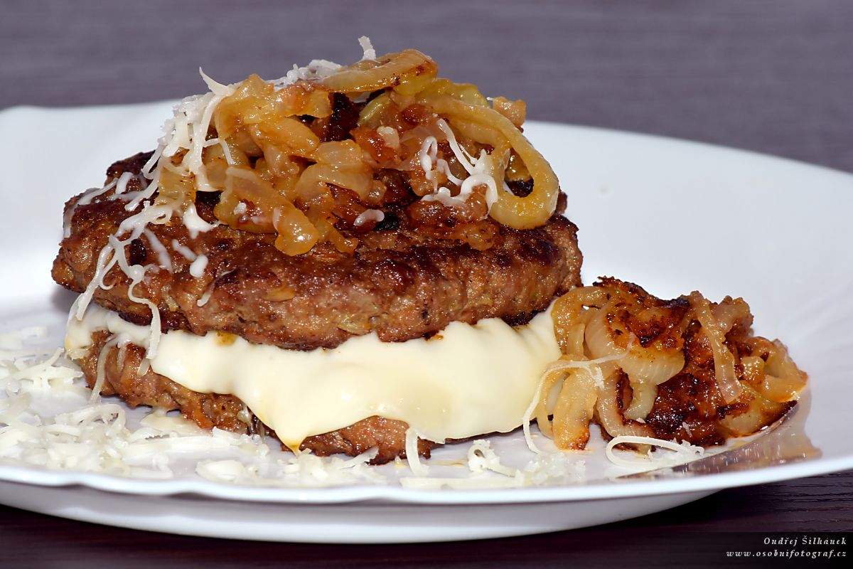 Chlap v kuchyni II – Cheeseburger se zlatou cibulkou